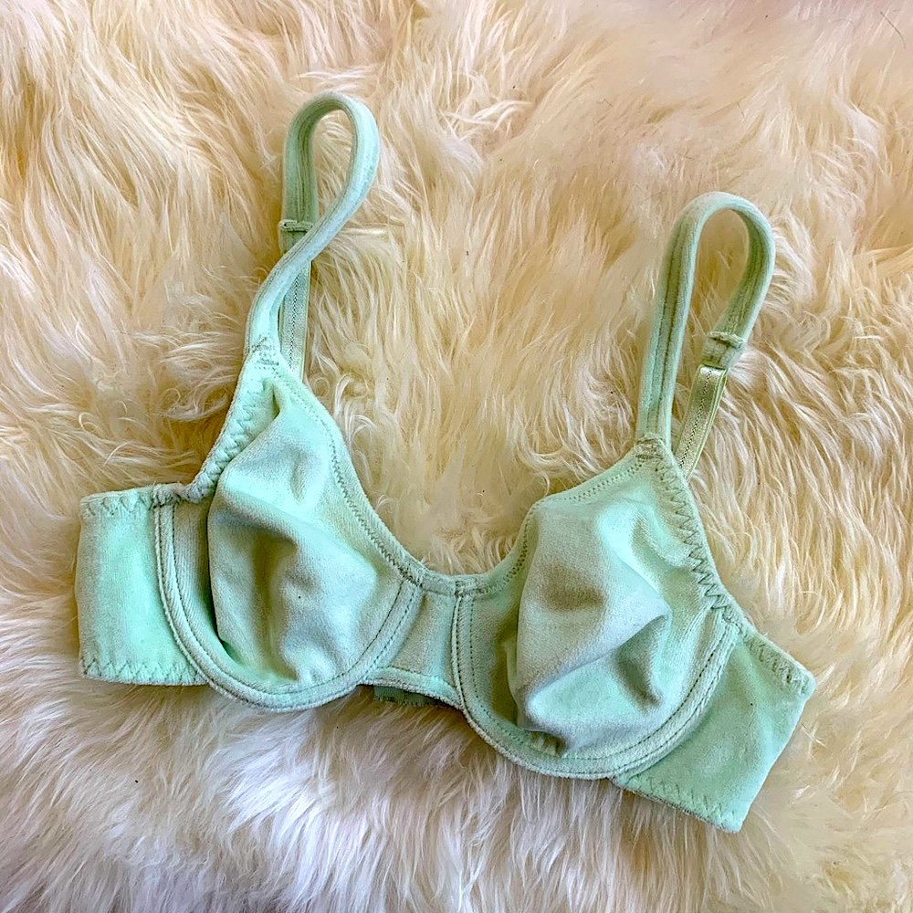 Sold 🏷 || Vintage || 34A Velvet Bra
